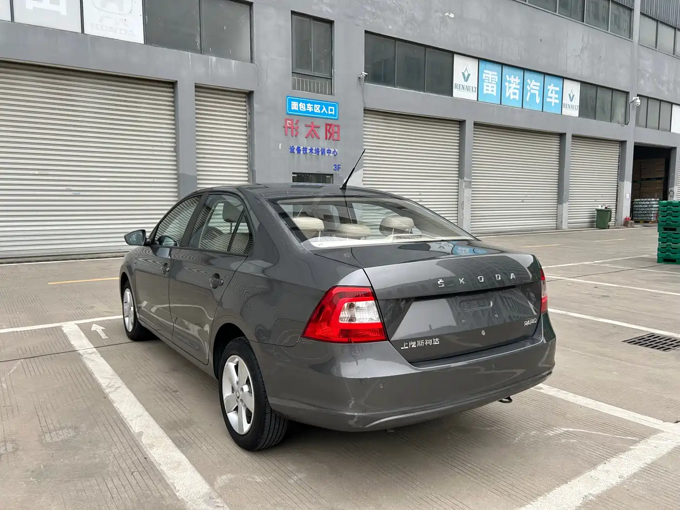Škoda Rapid 2013 1.6L Manual Smart Selection фото 6