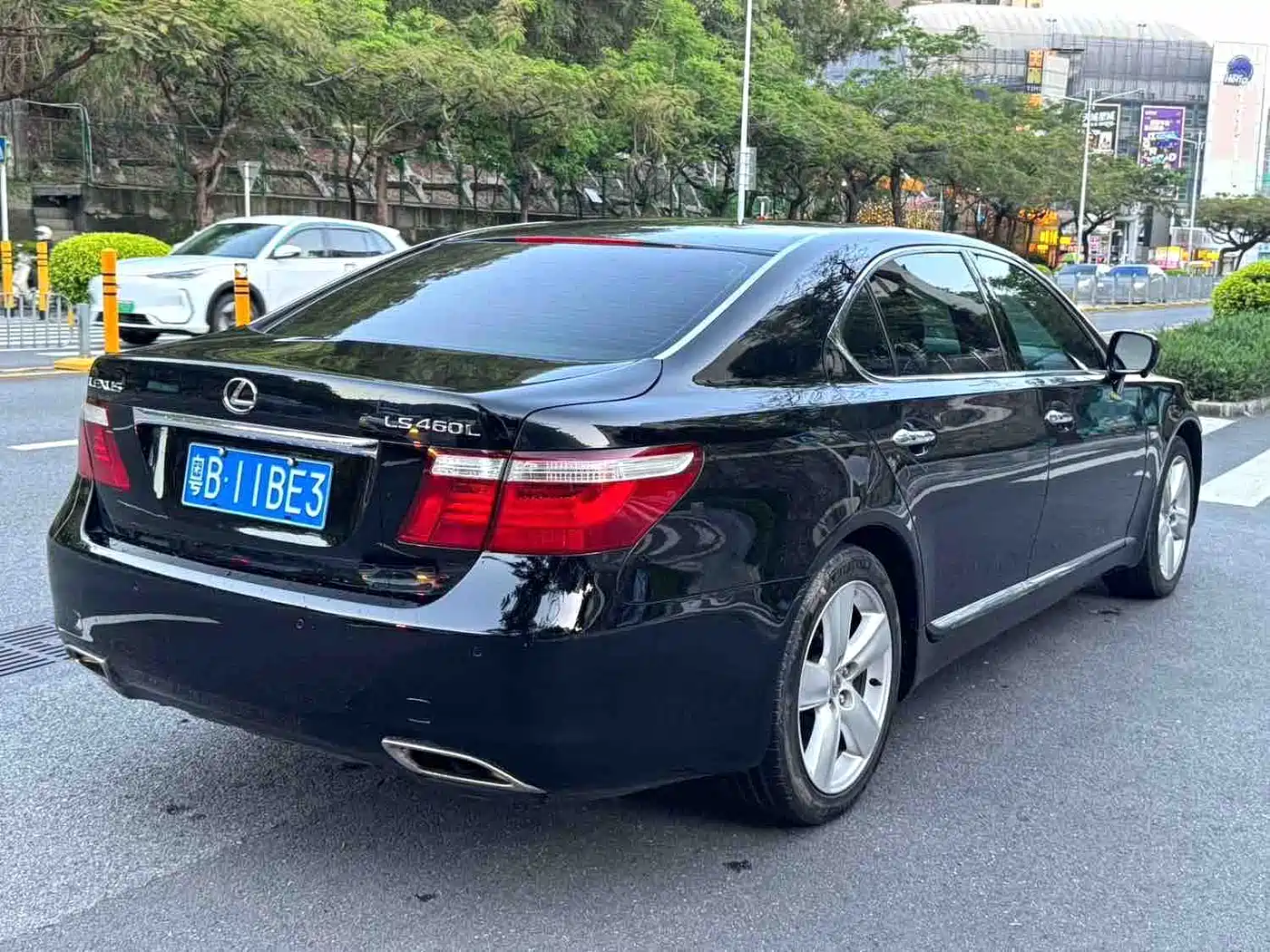 Photo 5 - Lexus LS