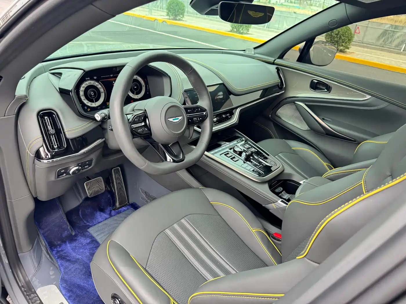 ASTON MARTIN DBX