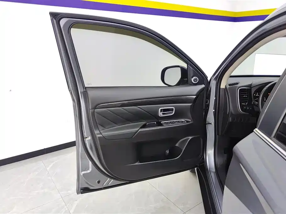Mitsubishi Outlander 2020 2.0L 2WD Premium 7-seater фото 7
