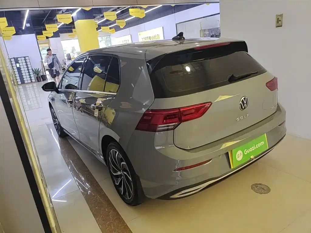 VOLKSWAGEN GOLF