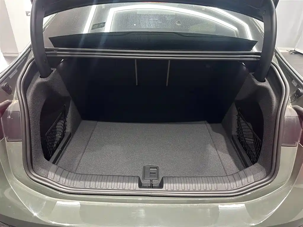 Фото 9 - Audi A6L e-tron