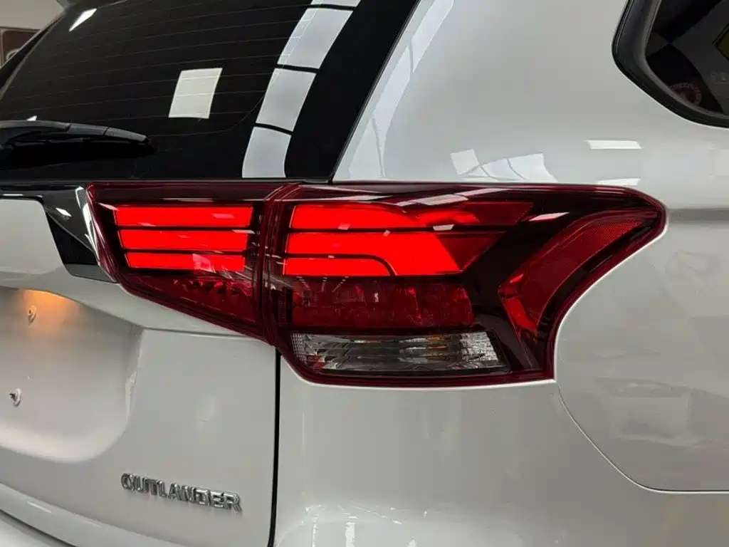 Mitsubishi Outlander 2023 2021 Facelift 2.0L 2WD Premium Edition 7-Seater