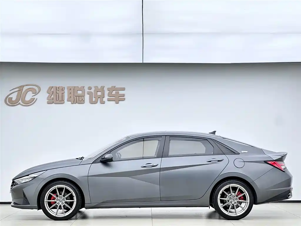 Hyundai Elantra 2022 1.5L CVT 20th Anniversary Edition фото 4