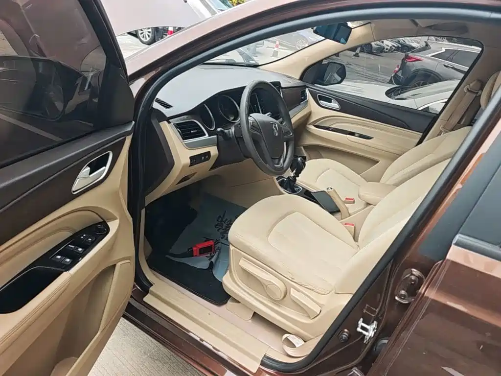Baojun 730 2021 2019 1.5L Manual Value Edition 7-Seater China VI