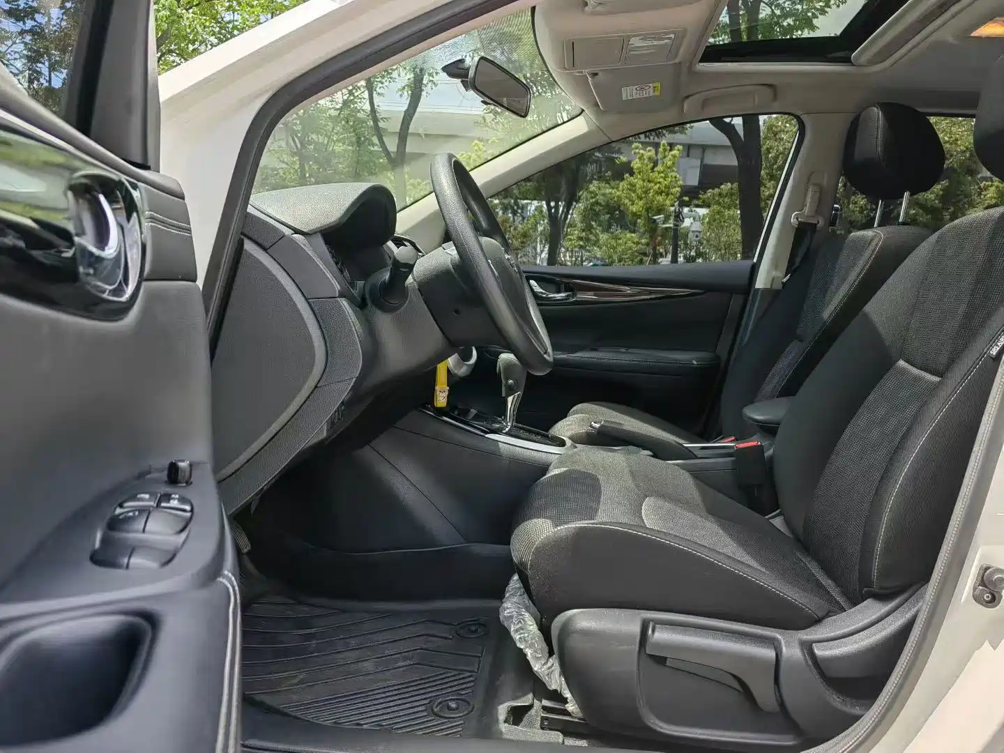 Фото 5 - Nissan Tiida