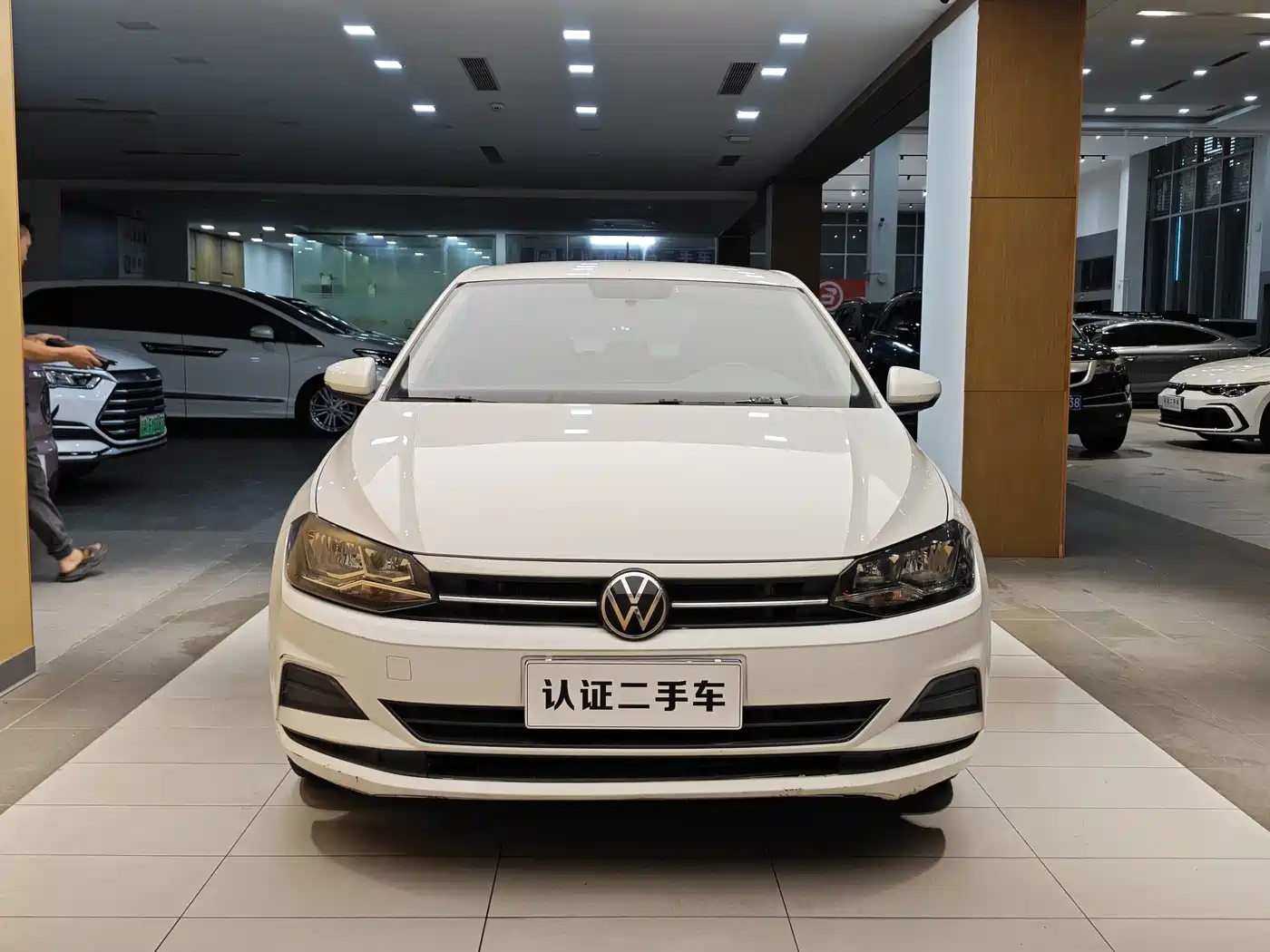 VOLKSWAGEN POLO