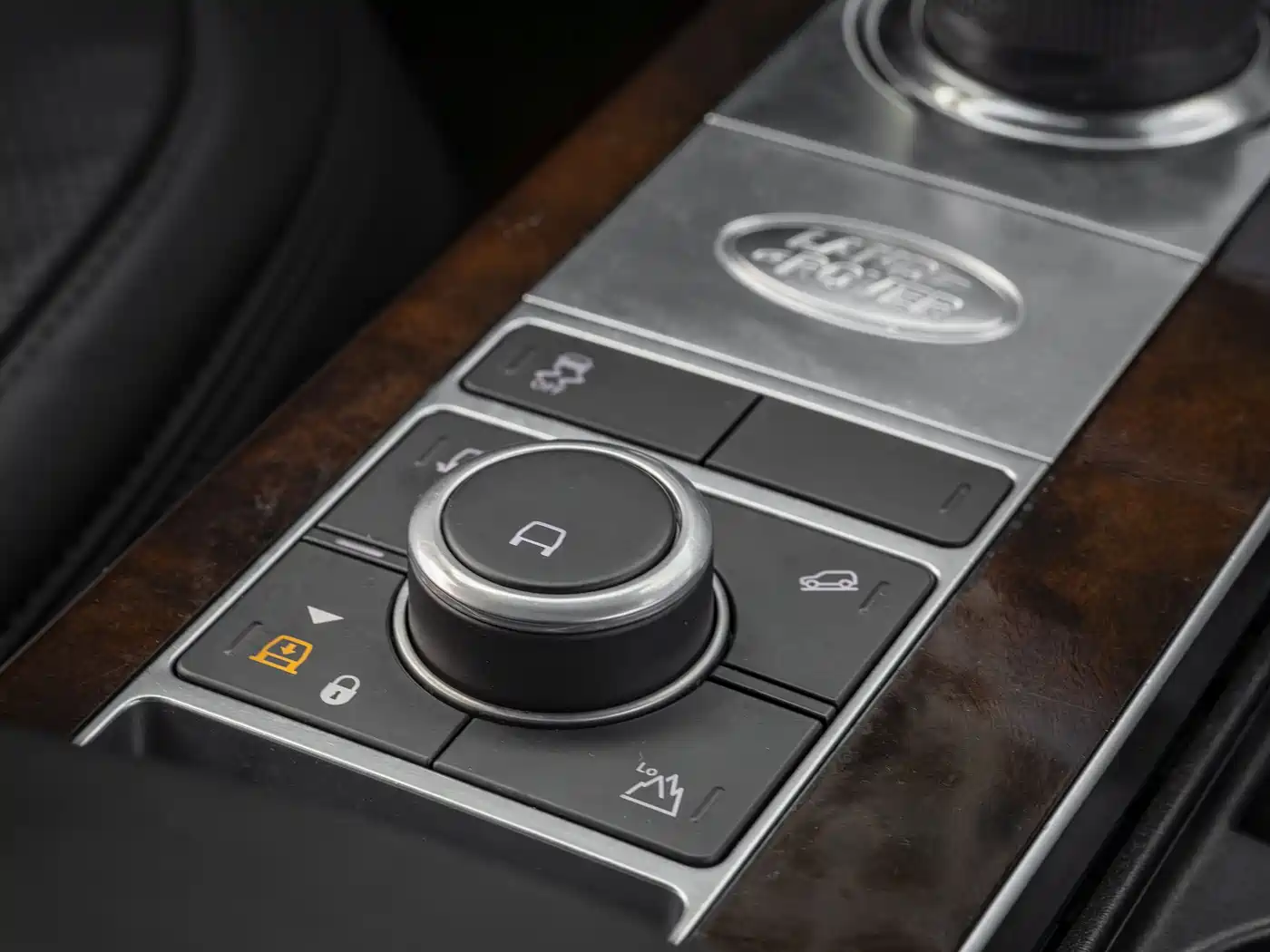 Land Rover Range Rover 2021 3.0 L6 Heritage Extended Classic Edition фото 13