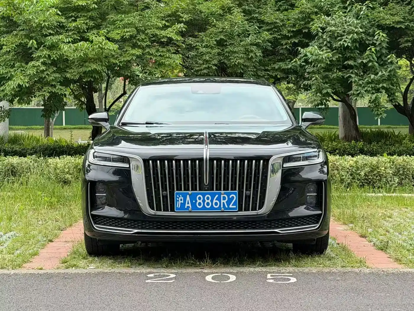 Hongqi H9 2022 2.0T Smart Connect Flag Enjoy Edition фото 2