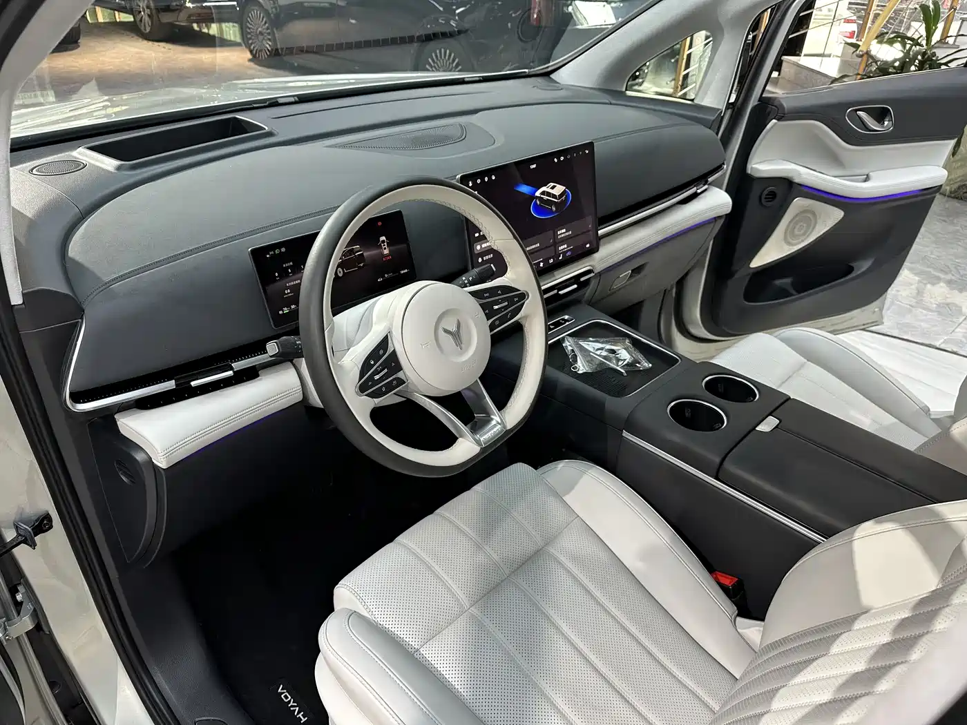 Voyah Auto Voyah Dreamer 2025 PHEV AWD Flagship Qian Kun Edition фото 14