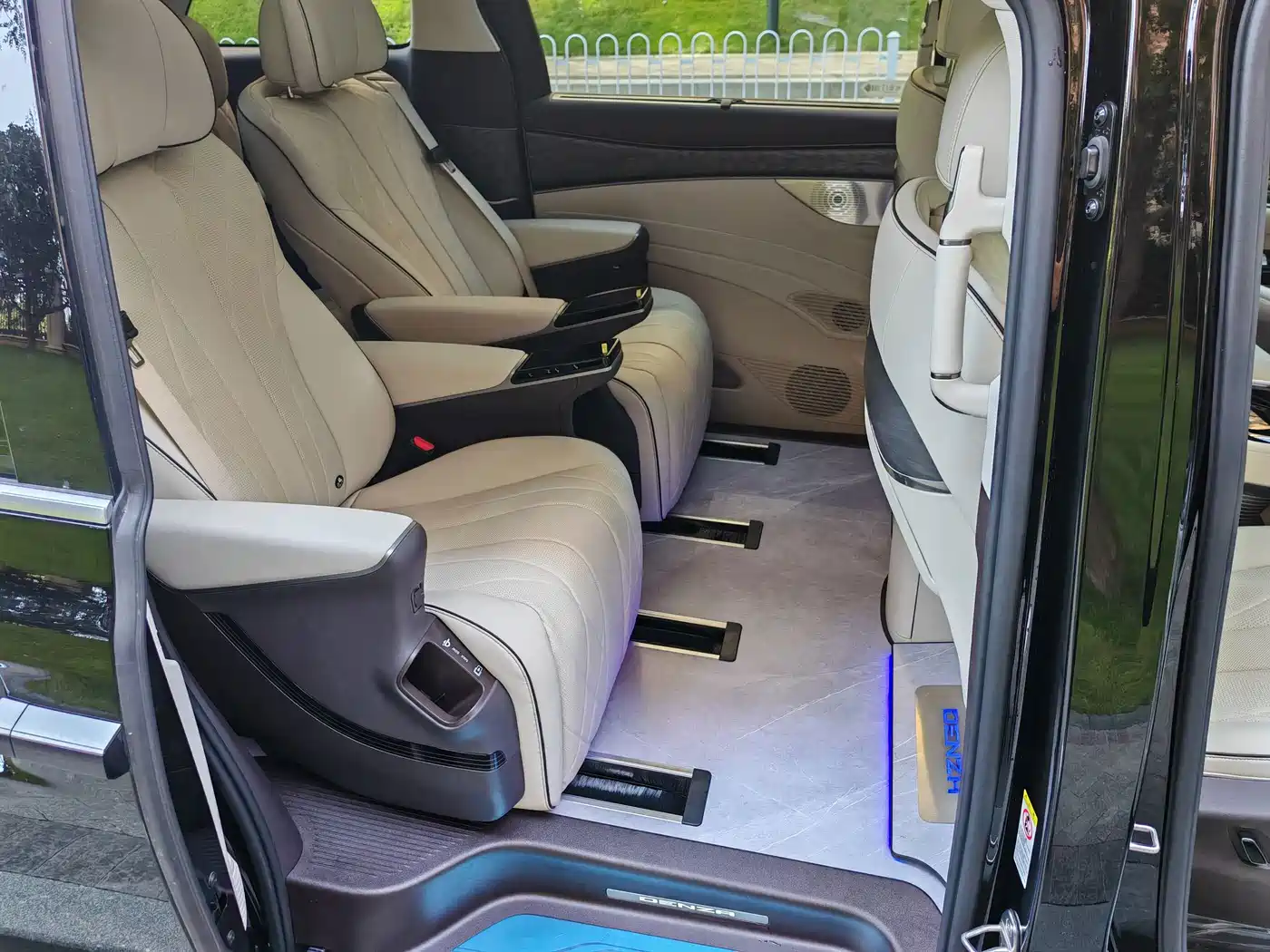 Denza D9 2026 2024 DM-i 980 AWD Premium