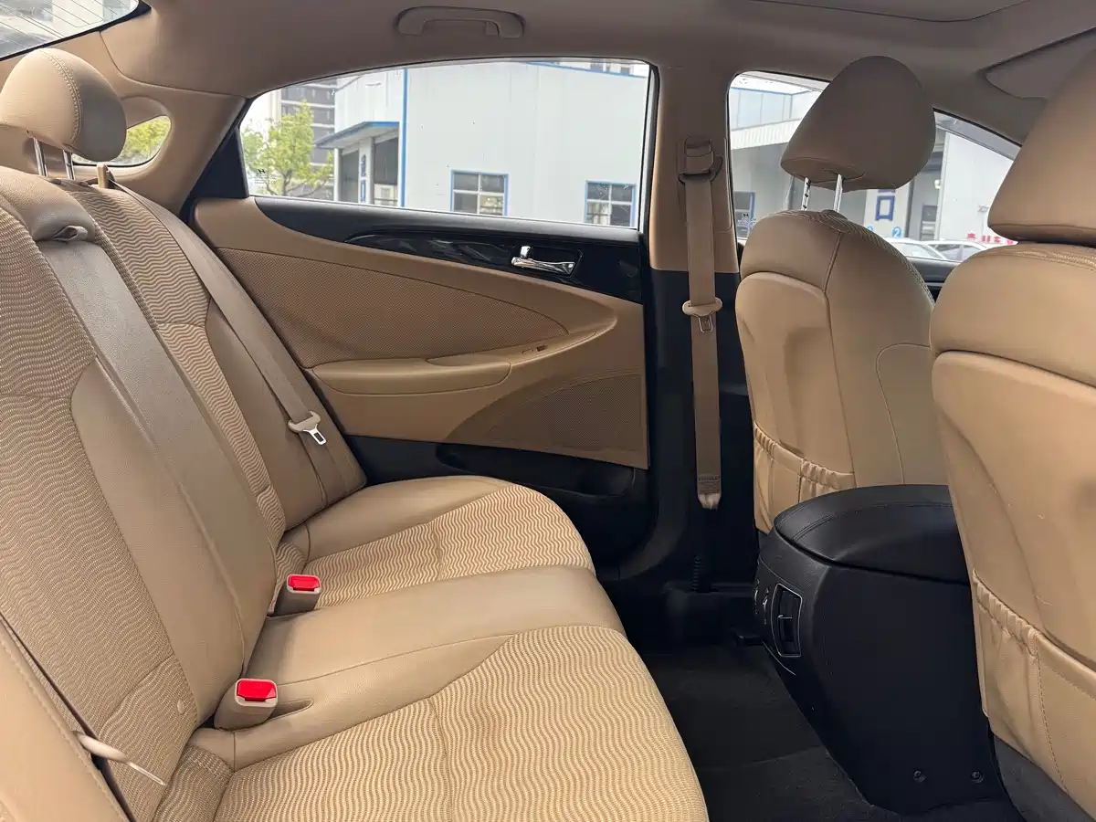 Hyundai Sonata 2015 Classic 2.0L Automatic Luxury Edition фото 12