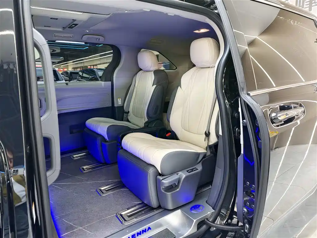 TOYOTA SIENNA