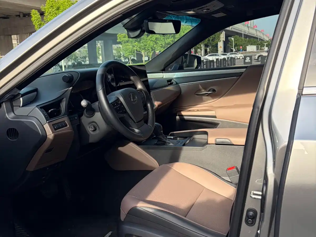 Lexus ES 2025 200 Ultimate Edition фото 4