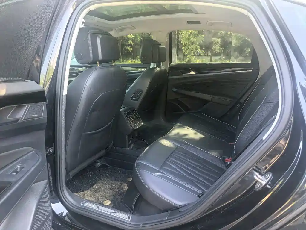 Photo 10 - Volkswagen Passat