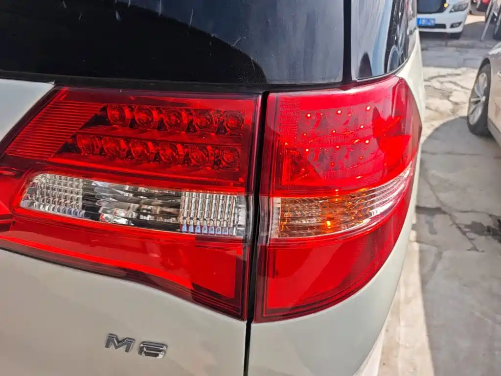 BYD M6 2016 2015 2.4L Automatic Premium Edition