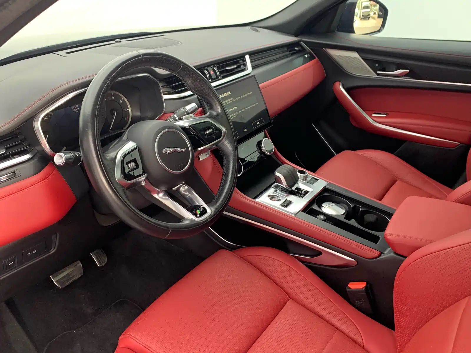 Фото 14 - Jaguar F-PACE
