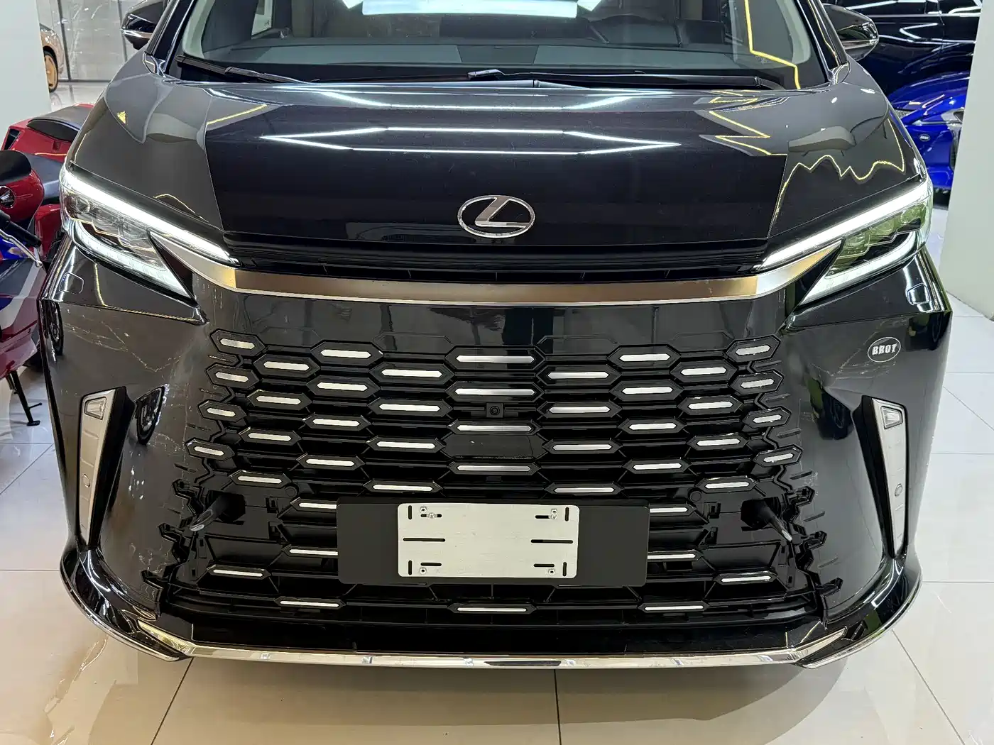 Lexus LM 2023 500h Four-Seat Imperial Edition фото 3