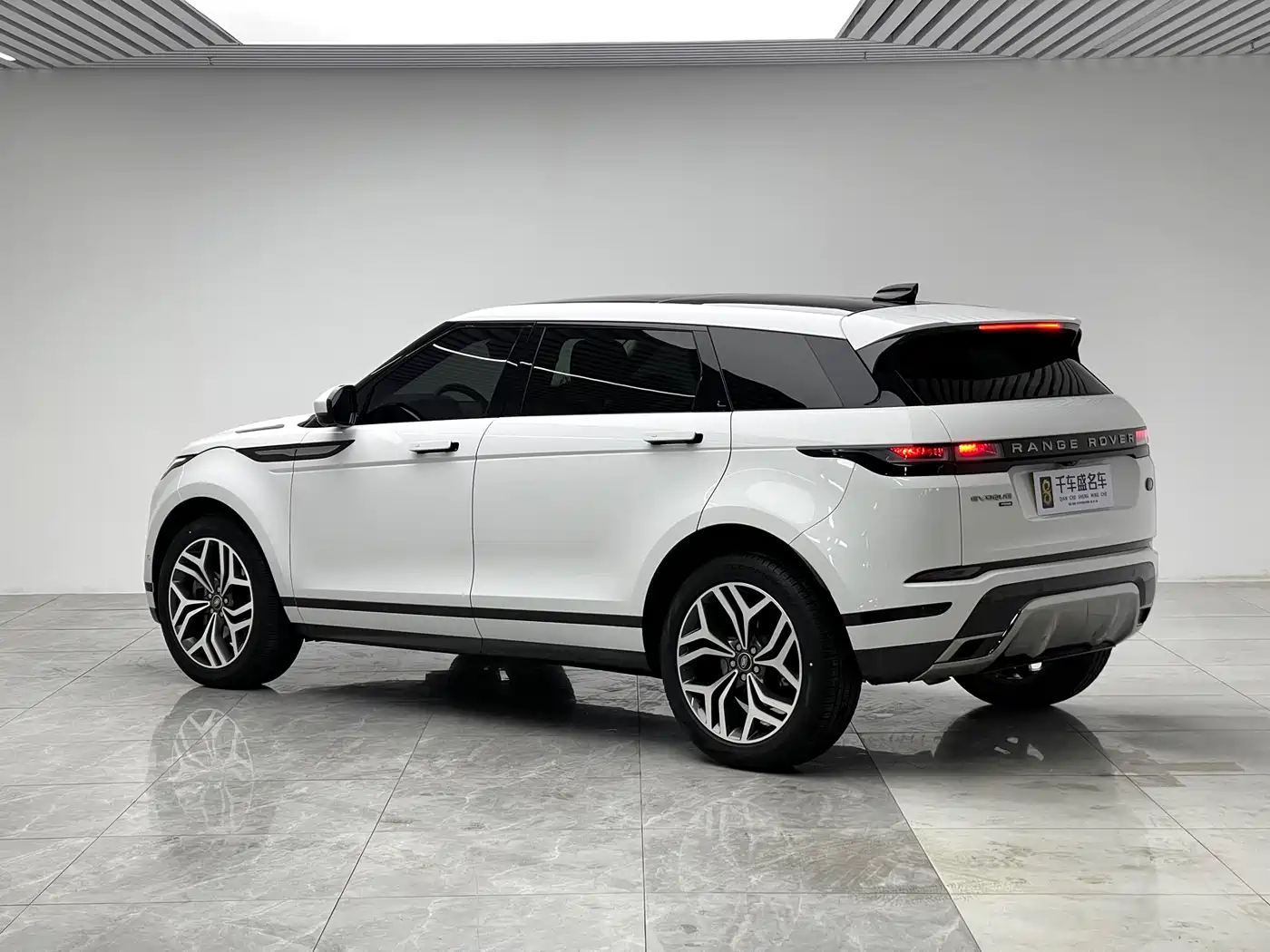 Land Rover Range Rover Evoque 2023 Range Rover Evoque L 249PS Premium Luxury Edition фото 4