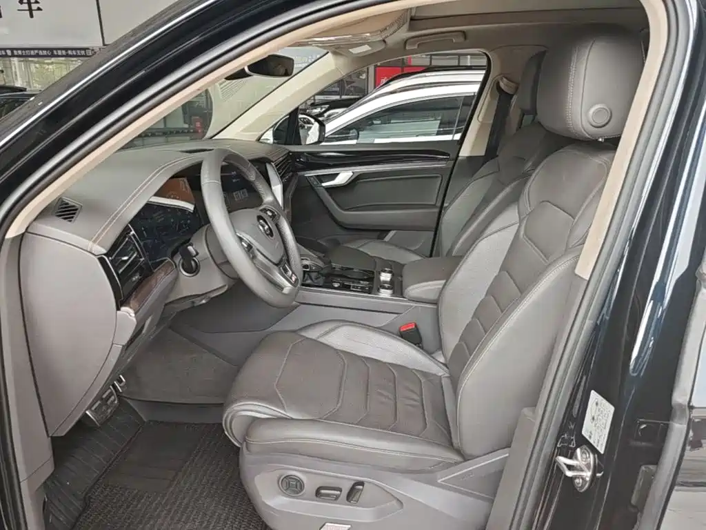 Фото 11 - Volkswagen Touareg