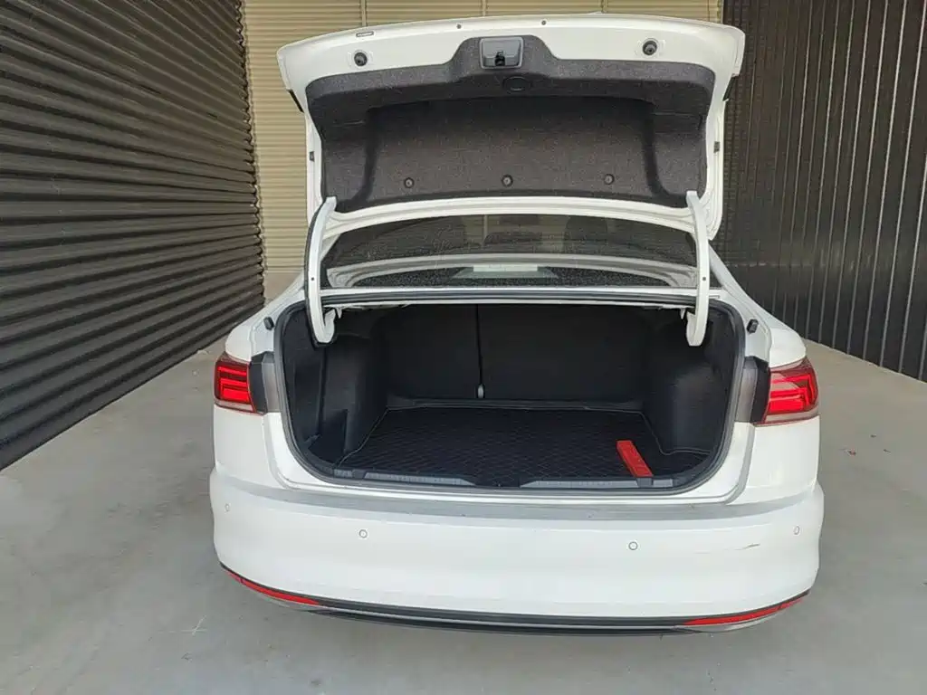VOLKSWAGEN BORA