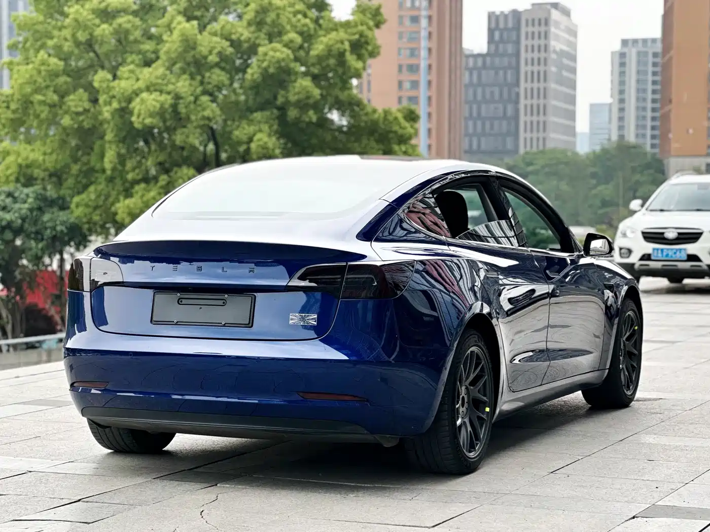 TESLA MODEL 3