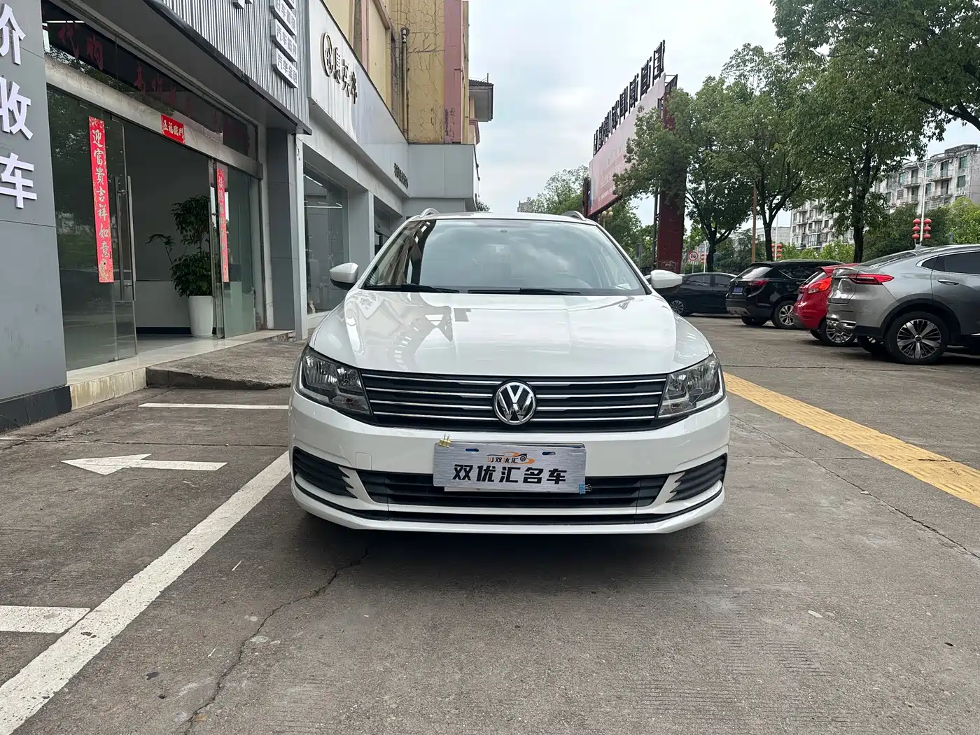 Volkswagen Lavida Tour 2017 1.6L Automatic Trend Edition фото 2