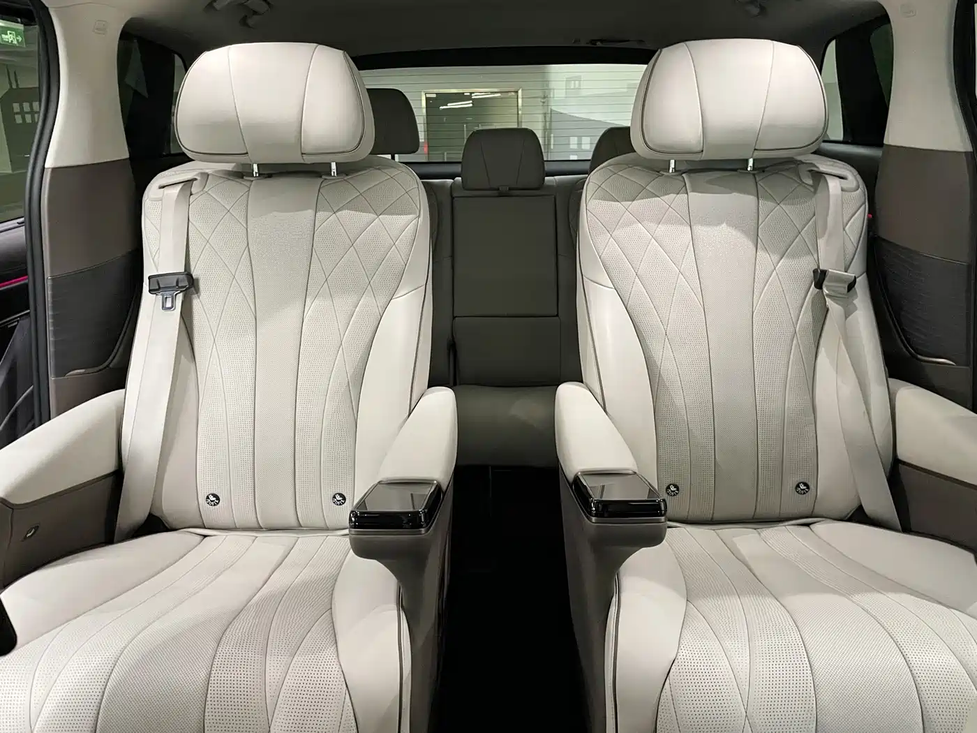 Denza D9 2022 DM-i 970 AWD Flagship фото 9