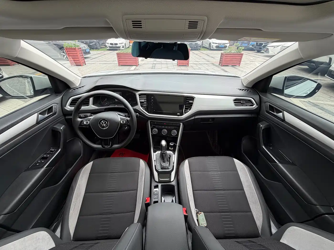 VOLKSWAGEN T-ROC EXPLORING SONGS