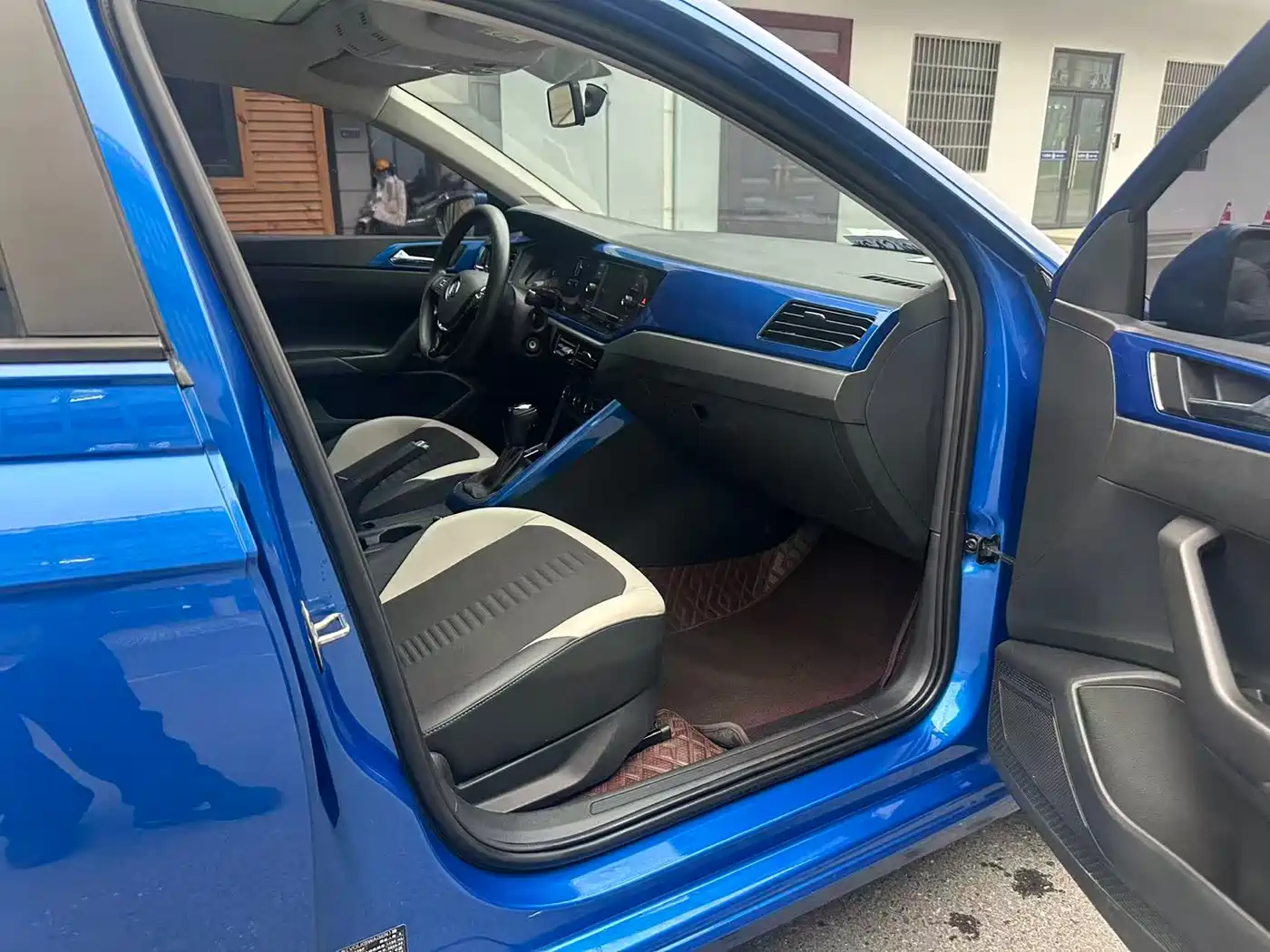 VOLKSWAGEN POLO
