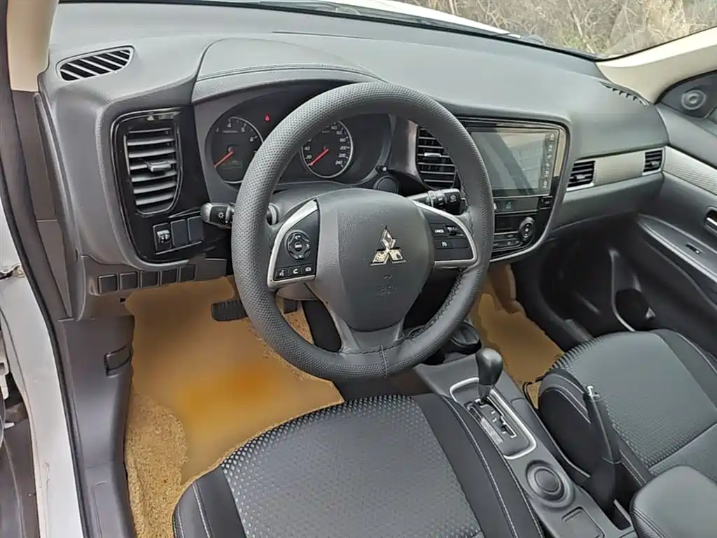 Mitsubishi Outlander 2016 2.0L 2WD Fashion Edition 5-seater фото 10