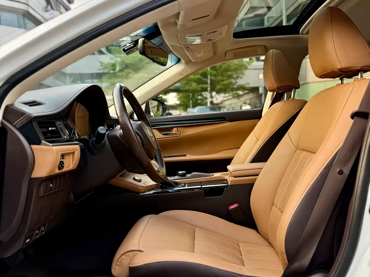 Photo 17 - Lexus ES