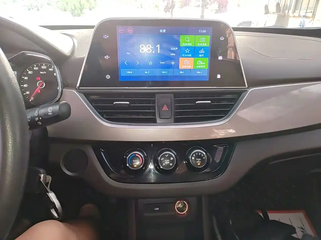 Baojun 310W 2017 2017 1.5L Manual Fashion Edition (China V)