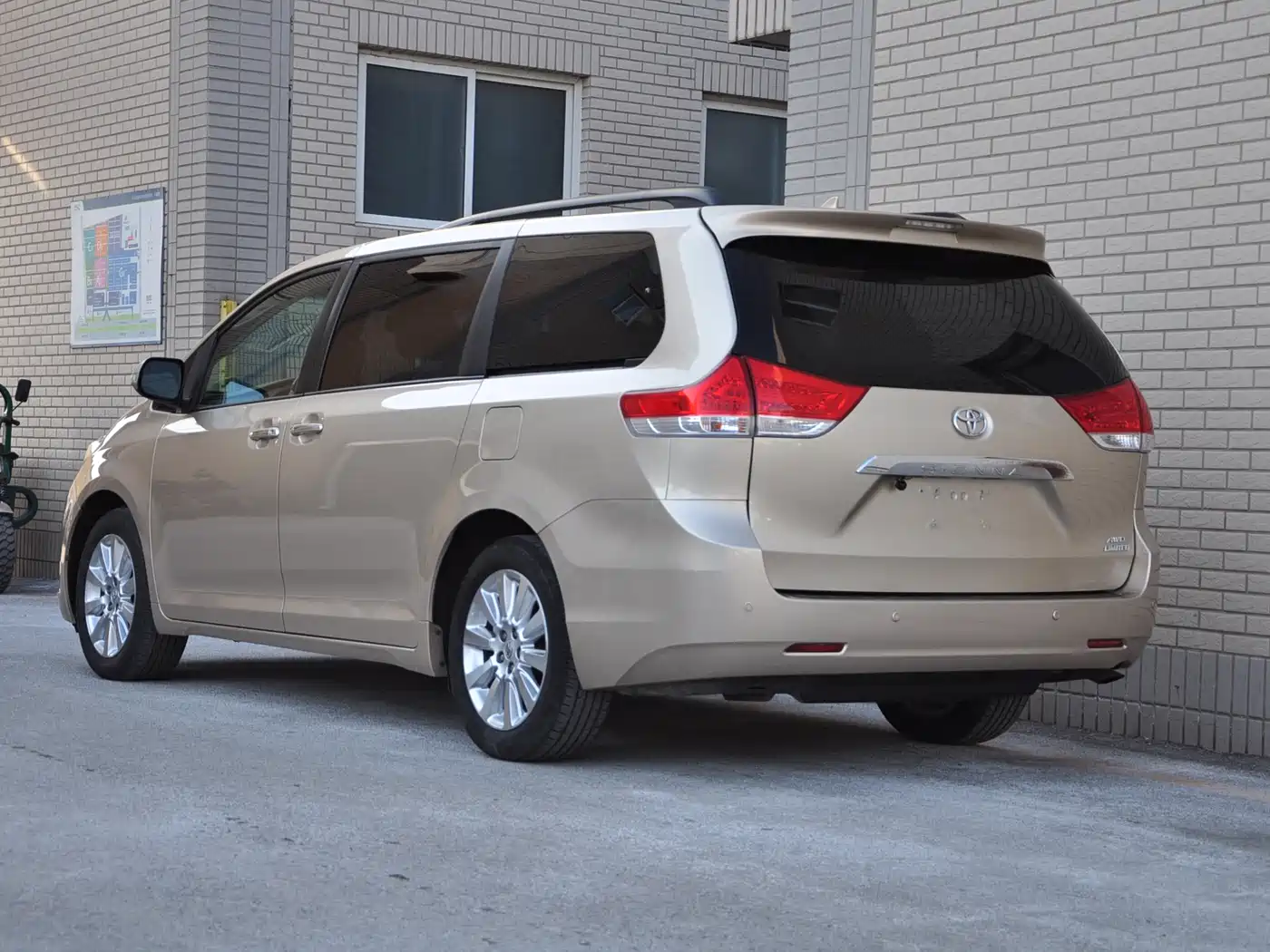 Toyota Sienna 2013 3.5L 4WD Automatic фото 4