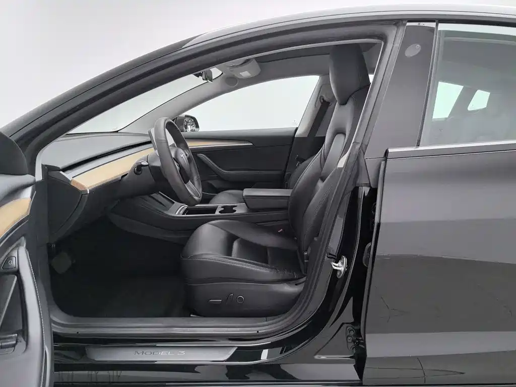 Фото 10 - Tesla Model 3