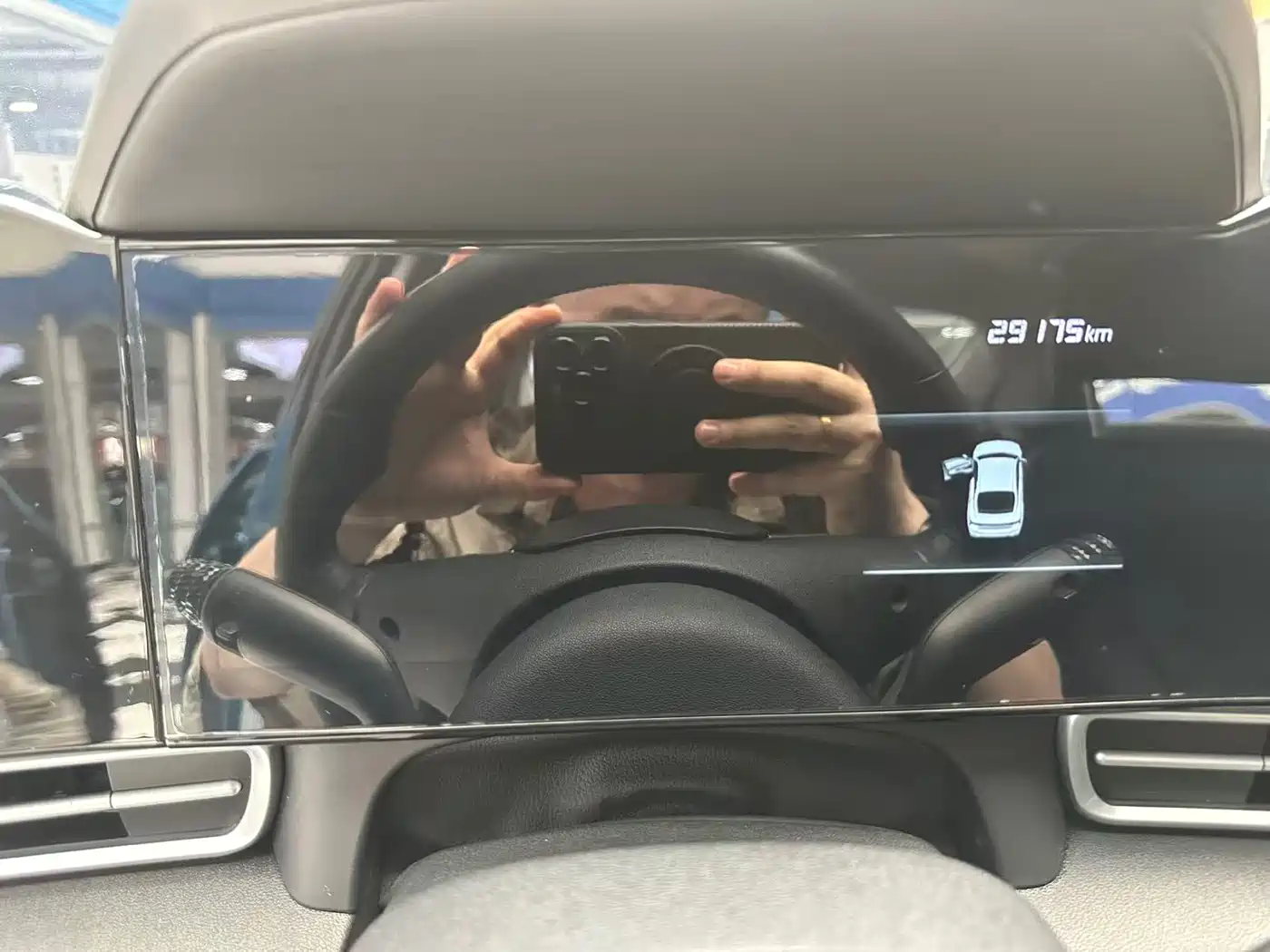 Hyundai Elantra 2022 1.5L CVT LUX Premium Edition фото 9