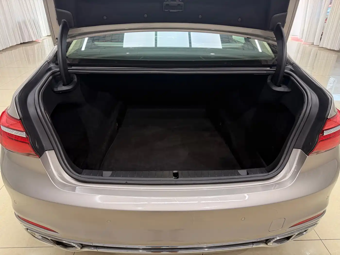 Photo 16 - BMW 7 Series