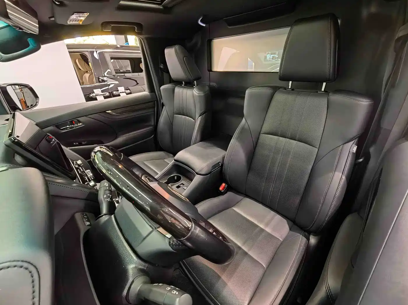 Lexus LM 2020 300h 4-Seat Imperial Edition фото 12