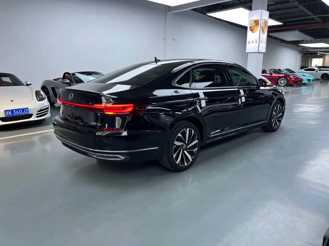 Volkswagen Passat 2023 380TSI Luxury Edition фото 15