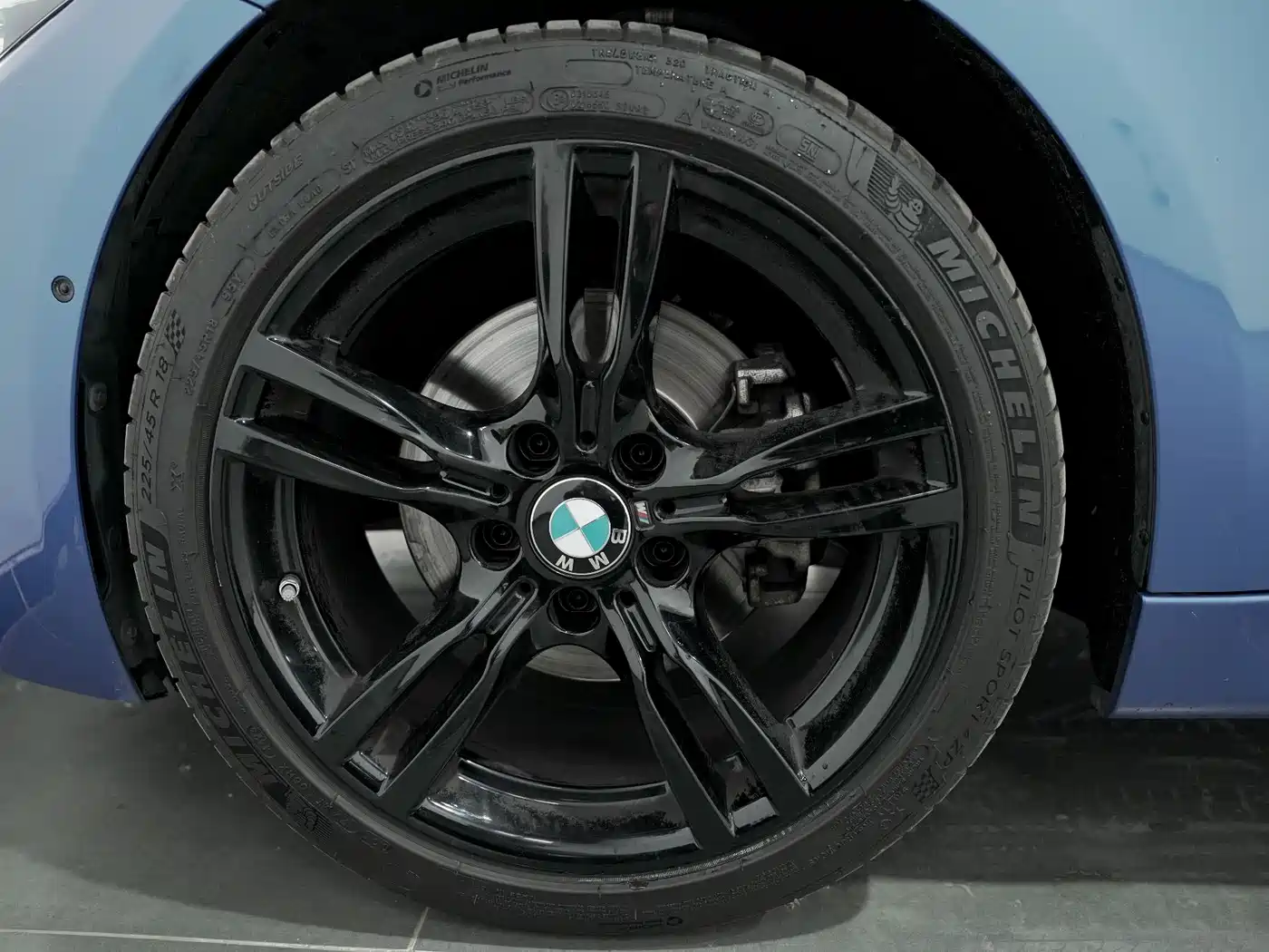 BMW 3 Series 2019 320i M Sport Black Night Edition фото 24