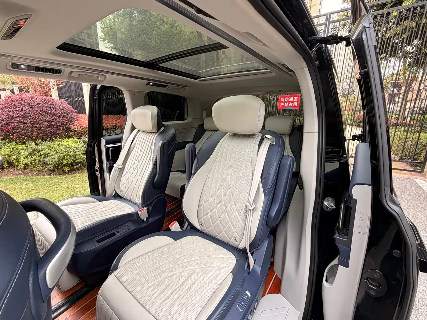 SAIC Maxus Maxus G90 2022 2.0T Nebula 7-Seater Edition фото 37