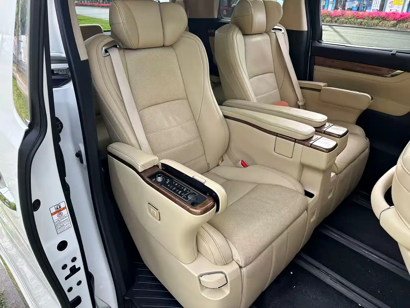Toyota Alphard 2018 3.5L Premium фото 11