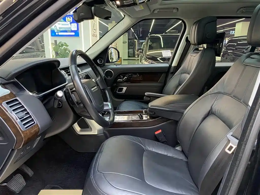 Land Rover Range Rover 2021 3.0 L6 Golden Age Edition фото 12