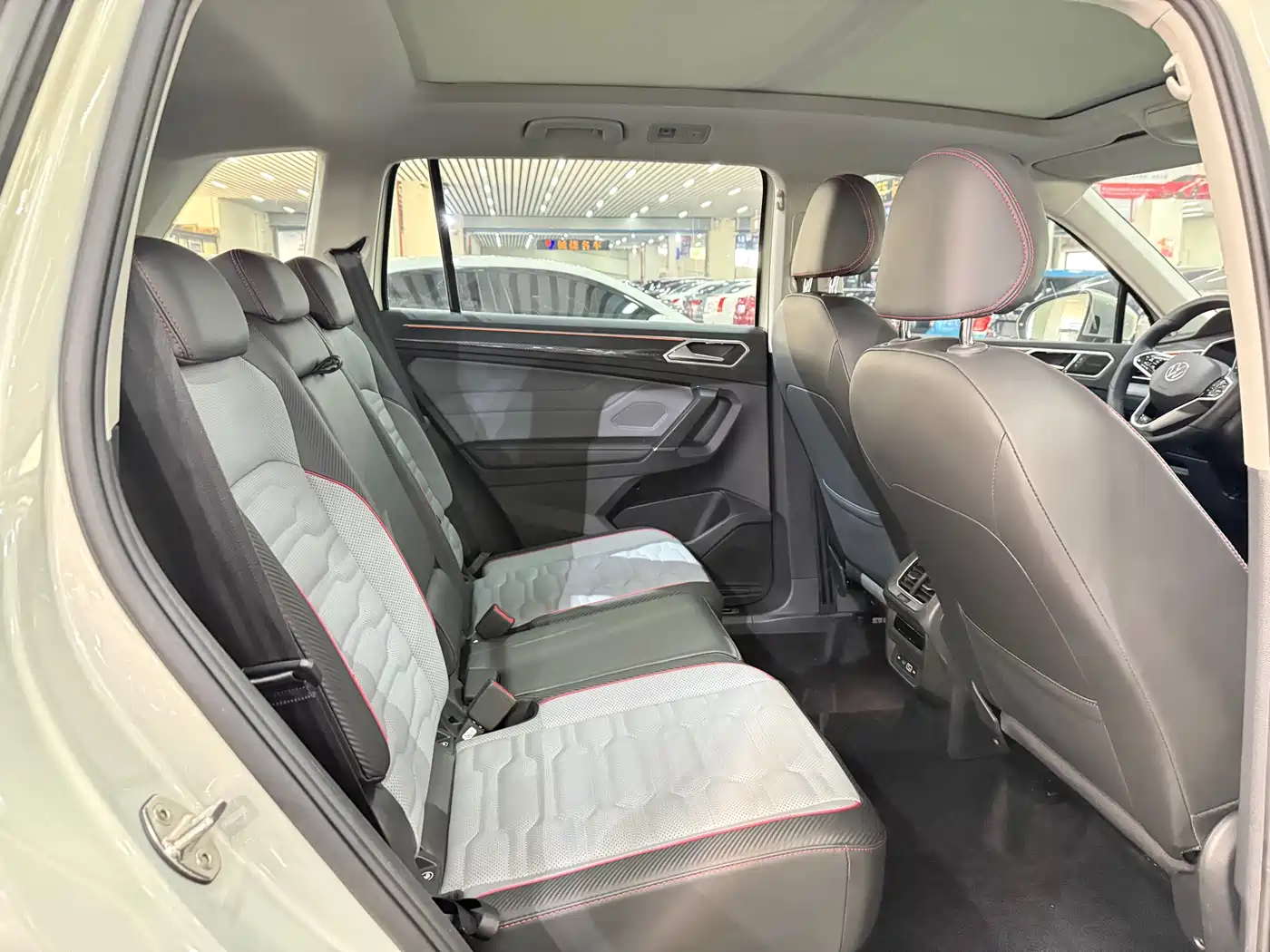 Volkswagen Tiguan L 2023 330TSI Auto 2WD R-Line Flagship Edition фото 15
