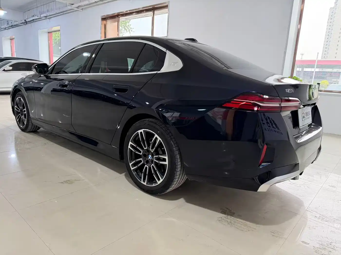 BMW 5 Series 2025 530Li xDrive M Sport Package фото 5