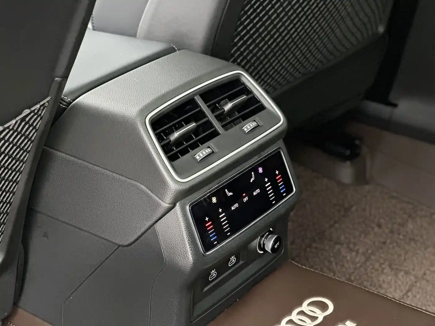 Фото 15 - Audi A6L