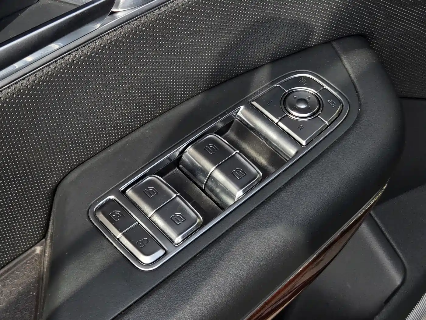 Hongqi HQ9 PHEV 2024 Model 2.0T AWD Luxury Edition фото 23