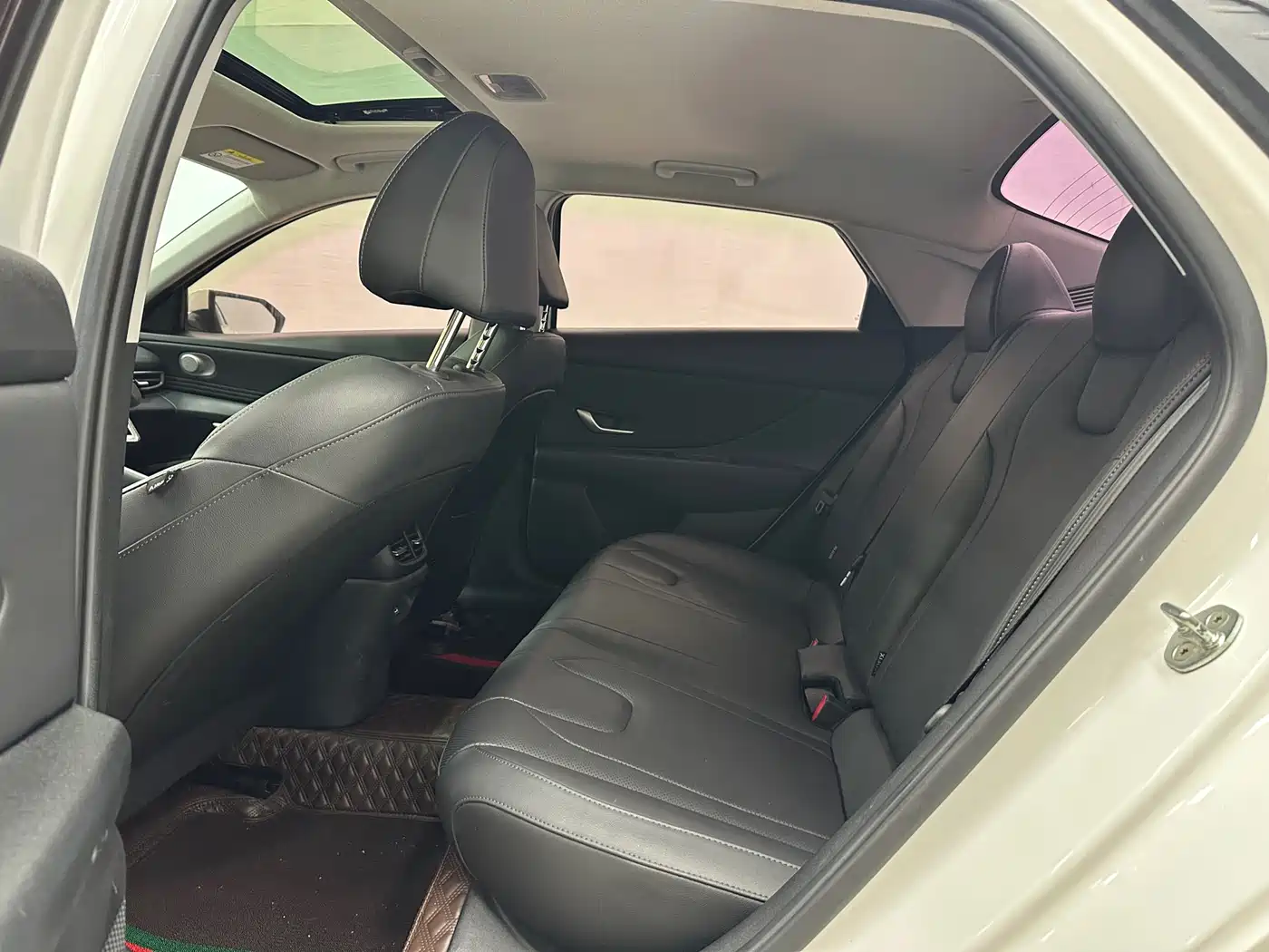 Hyundai Elantra 2021 1.5L CVT LUX Premium Edition фото 6