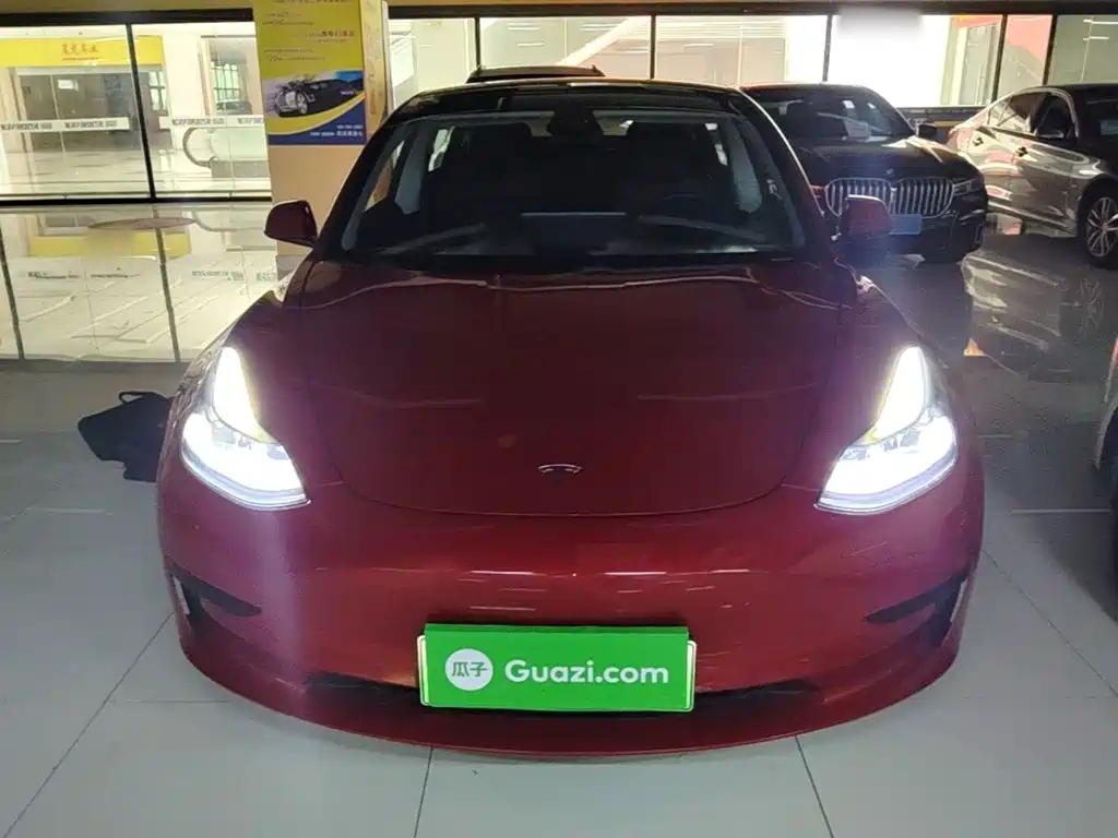 Фото 3 - Tesla Model 3