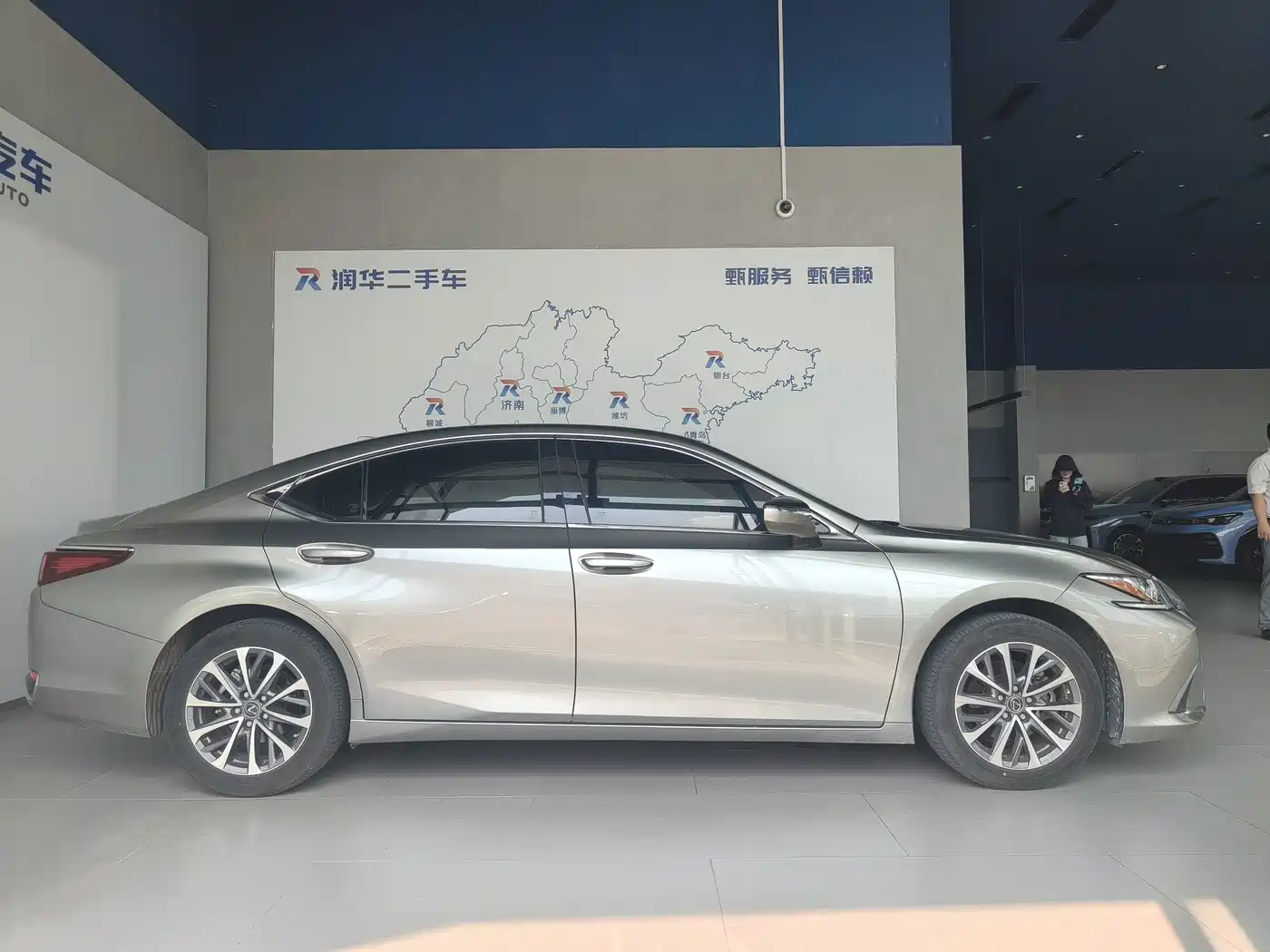 Photo 3 - Lexus ES